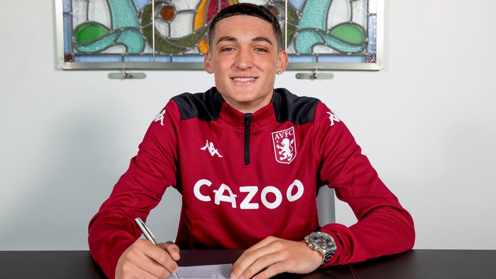  Ten new scholars sign for Villa