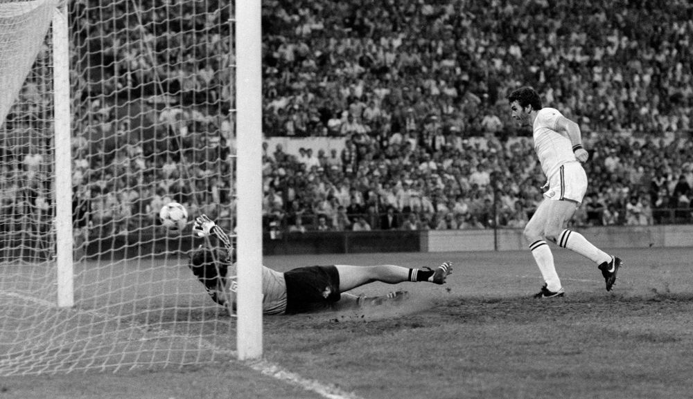فاز أستون فيلا على بايرن ميونيخ 1-0 ليفوز بنهائي كأس أوروبا 1982.