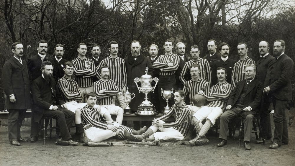 1887 بطل كأس الاتحاد الانجليزي.